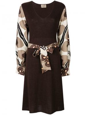 Платье с принтом на рукавах и поясе талии Hermès. Цвет: коричневый