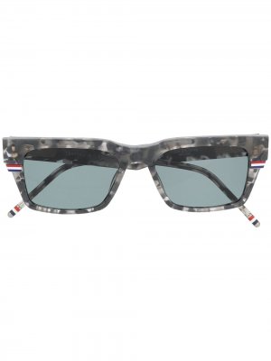 Солнцезащитные очки в прямоугольной оправе Thom Browne Eyewear. Цвет: серый