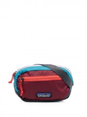 Поясная сумка в стиле колор-блок с логотипом Patagonia. Цвет: красный