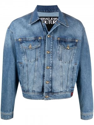 Джинсовая куртка с вышитым логотипом Versace Jeans Couture. Цвет: синий