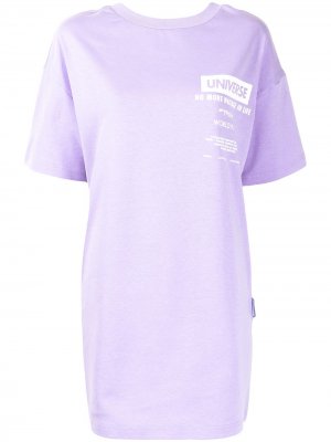 Платье-футболка с надписью izzue. Цвет: фиолетовый
