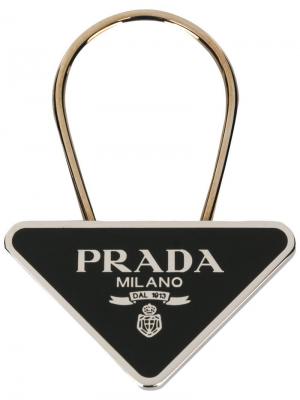 Брелок для ключей с треугольной подвеской логотипом Prada. Цвет: металлик