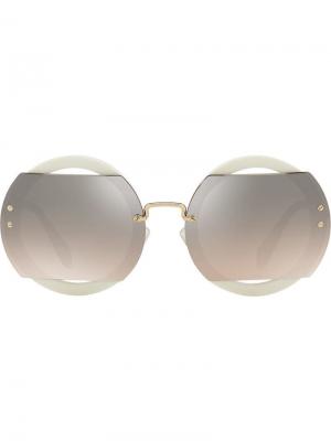 Солнцезащитные очки в круглой оправе Miu Eyewear. Цвет: нейтральные цвета