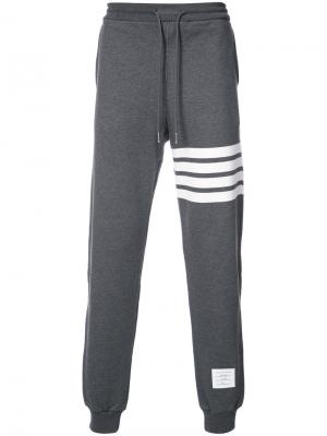 Классические спортивные брюки с полосами Thom Browne. Цвет: серый
