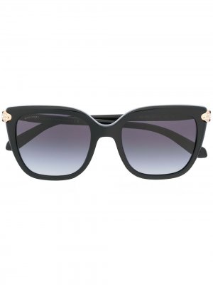 Солнцезащитные очки в квадратной оправе с затемненными линзами Bvlgari. Цвет: черный