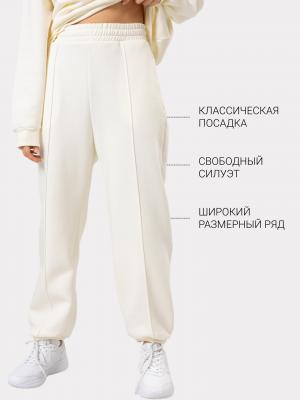 Теплые брюки-джоггеры свободного силуэта в молочном оттенке Mark Formelle. Цвет: молочный