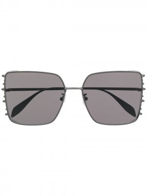 Солнцезащитные очки в квадратной оправе с заклепками-шипами Alexander McQueen Eyewear. Цвет: черный