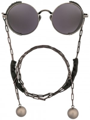 Солнцезащитные очки в круглой оправе с цепочкой Uma Wang. Цвет: серебристый