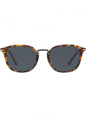 Солнцезащитные очки в черепаховой оправе Persol. Цвет: коричневый