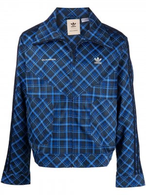 Спортивная куртка в клетку тартан adidas. Цвет: синий