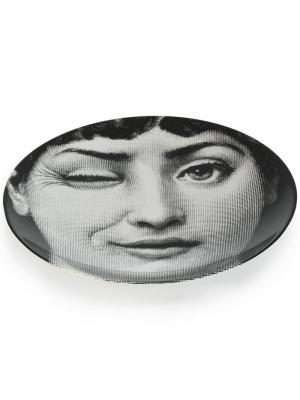 Тарелка с изображением подмигивающей женщины Fornasetti. Цвет: черный
