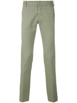 Классические приталенные брюки-чинос Entre Amis. Цвет: зеленый