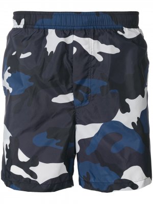 Пляжные шорты с камуфляжным принтом Valentino. Цвет: синий