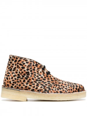 Ботинки дезерты с леопардовым принтом Clarks Originals. Цвет: коричневый