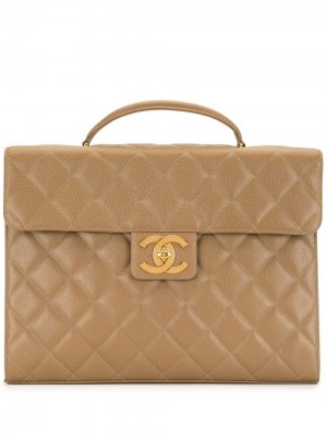 Стеганый портфель 1995-го года с логотипом CC Chanel Pre-Owned. Цвет: коричневый