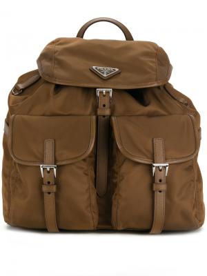 Рюкзак с бляшкой логотипом Prada. Цвет: коричневый
