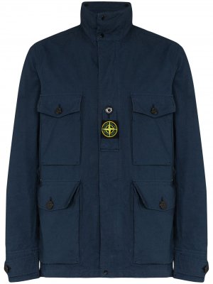 Куртка в стиле милитари с нашивкой-логотипом Stone Island. Цвет: синий