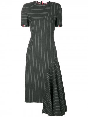 Платье-футляр в полоску Thom Browne. Цвет: серый