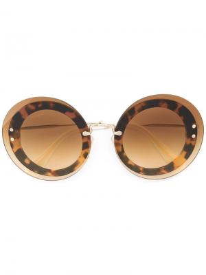 Солнцезащитные очки в круглой оправе Miu Eyewear. Цвет: коричневый
