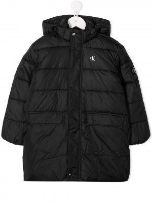 Стеганое пальто с капюшоном и нашивкой-логотипом Calvin Klein Kids. Цвет: черный