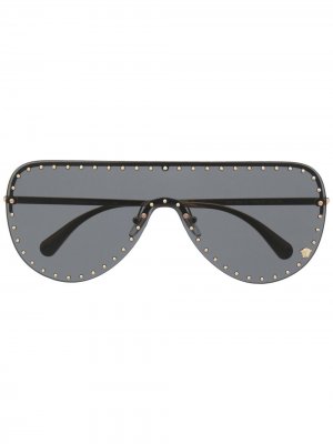 Солнцезащитные очки-авиаторы с заклепками Versace Eyewear. Цвет: черный