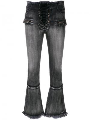 Укороченные расклешенные джинсы на шнуровке Unravel Project. Цвет: черный