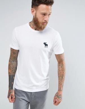 Белая футболка узкого кроя с круглым вырезом и крупным логотипом Abercrombie & Fitch. Цвет: белый