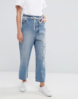 Укороченные джинсы с завышенной талией, широкими штанинами и завязкой на поясе Cheap Monday. Цвет: синий
