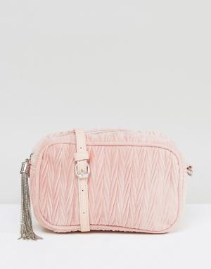 Стеганая бархатная сумка с кисточками ASOS. Цвет: розовый