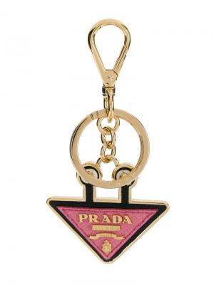 Брелок для ключей с треугольной подвеской логотипом Prada. Цвет: розовый